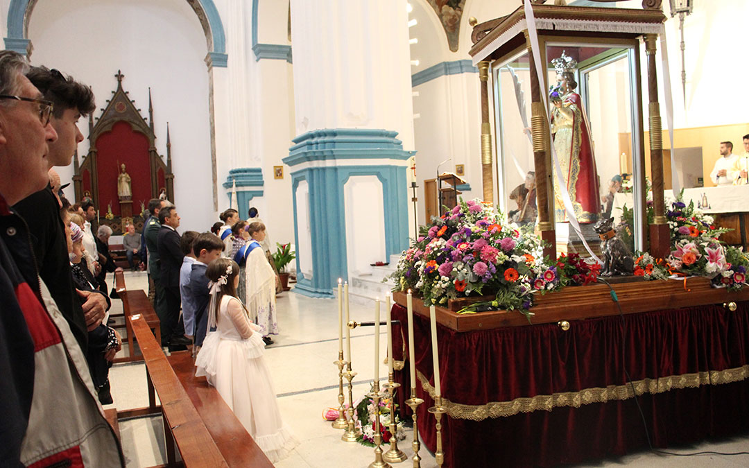 Ofrenda a Santa Quiteria antes de empezar la misa. / B. Severino