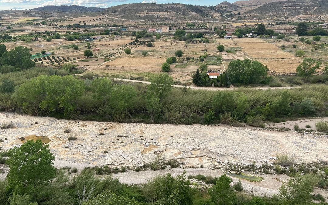 El río Matarraña está seco en numerosos de sus tramos. En la imagen a su paso por Nonaspe./ Alba Zurita.