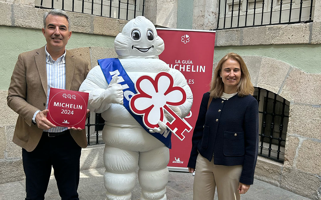 Óscar García y Marta Goiri tras recibir las Tres Llaves Michelín./ L.C.