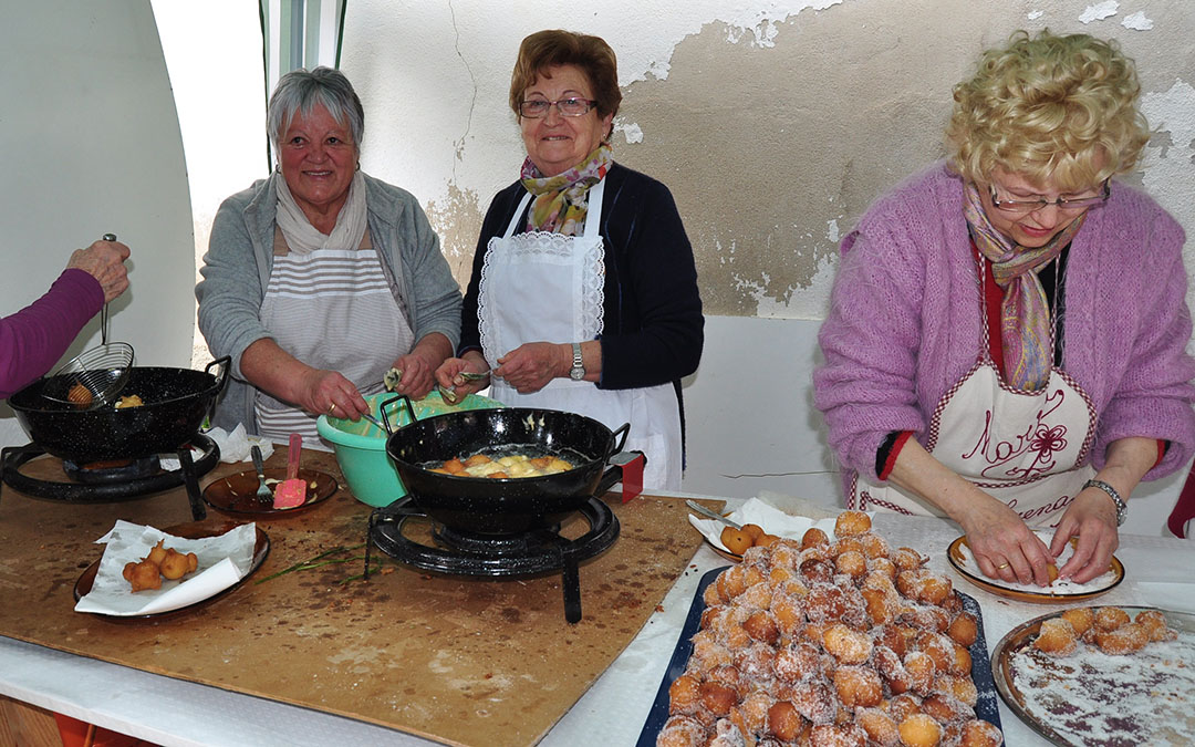 Las Amas de Casa han preparado los tradicionales buñuelos./ J.L.