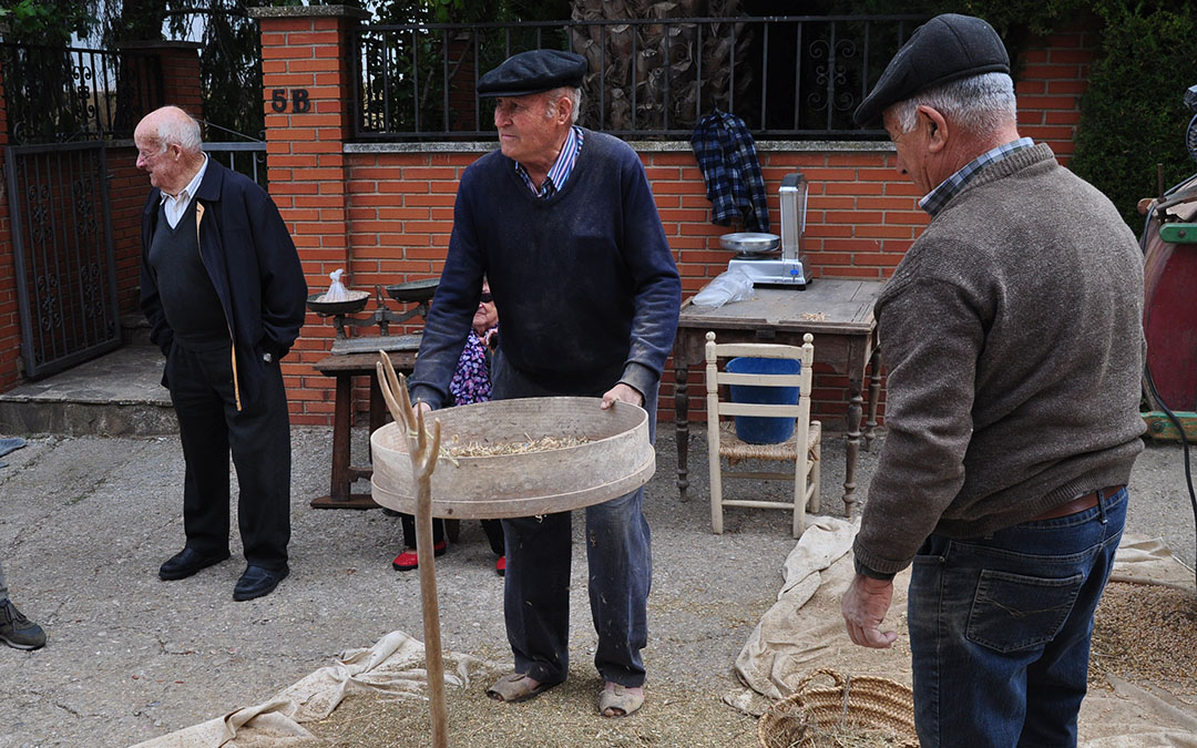 Demostración de aventar el garbanzo de La Portellada./ J.L.