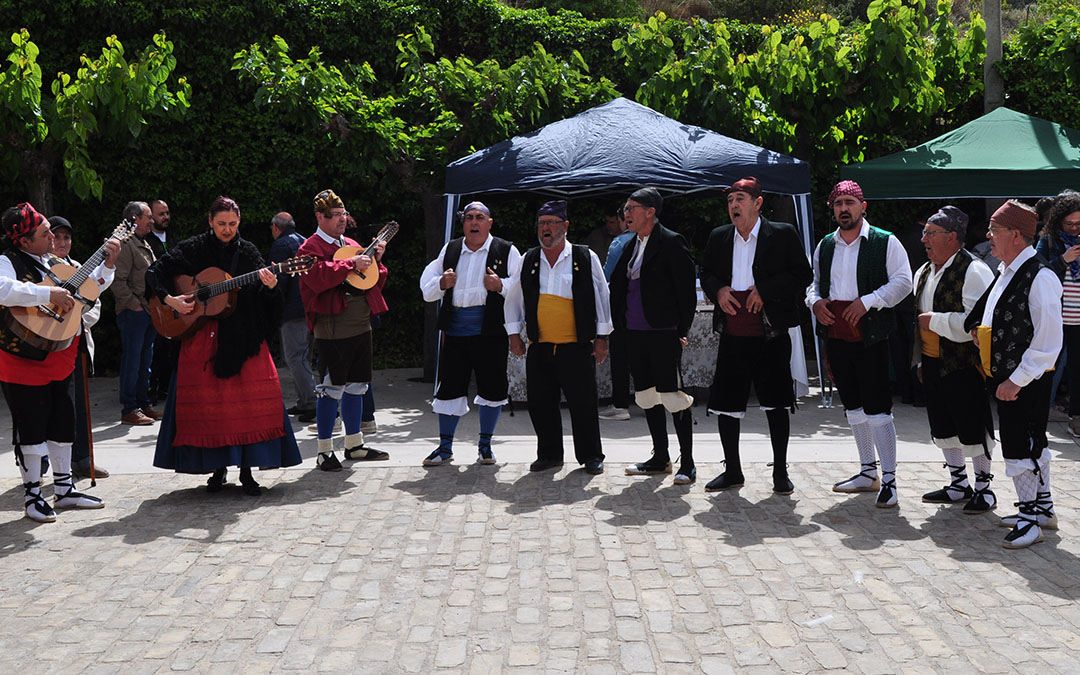 La Escuela Jotera de La Portellada y la rondalla han recorrido el recinto ferial./ J.L.