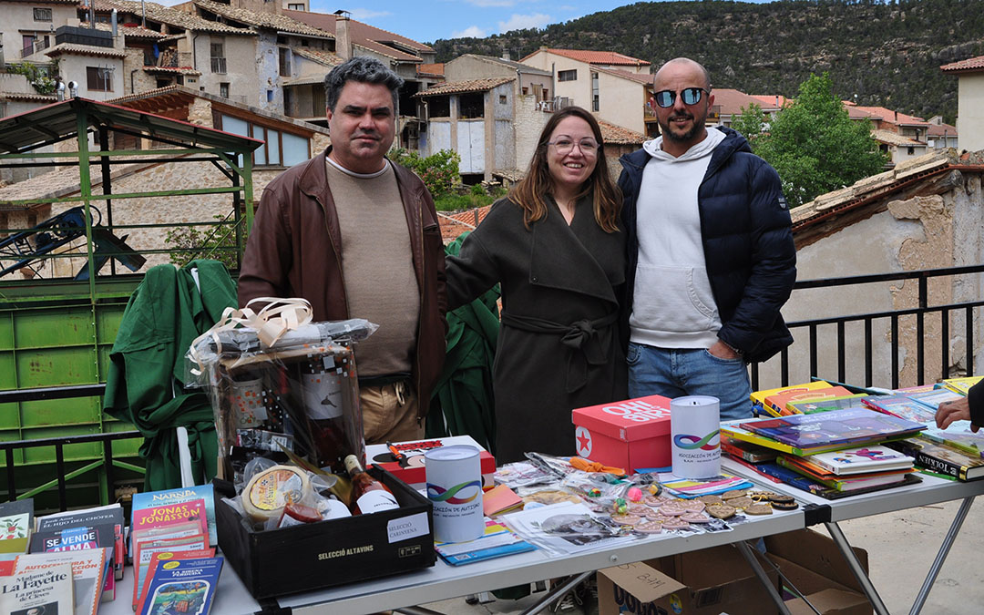 Ha habido también espacio para un stand solidario en torno a la Asociación de Autismo del Bajo Aragón y Matarraña./ J.L.