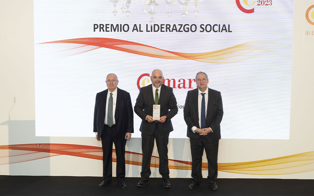 El presidente de la Cámara de Teruel, Antonio Santa Isabel (en medio), recogió el premio de manos del ministro de Industria y Turismo, Jordi Hereu; y del presidente de Cámara de España, José Luis Bonet./ Cámara de Teruel
