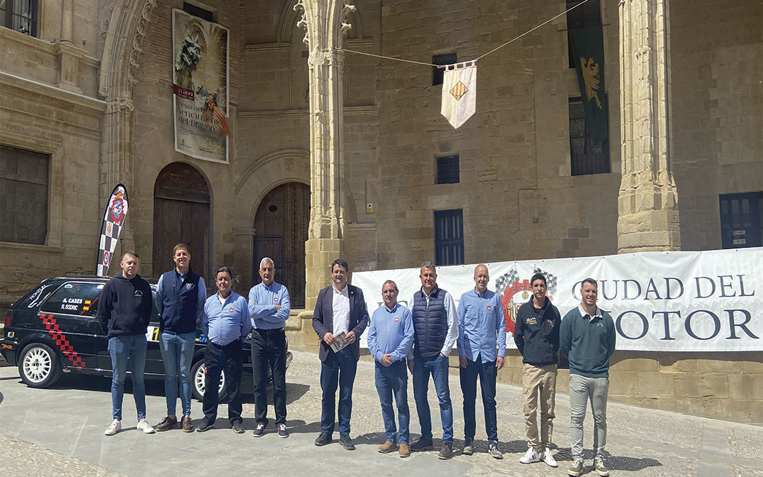 Presentación del XVIII edición del Rally Bajo Aragón con presencia de los organizadores, participantes y consistorio. /Alba Zurita