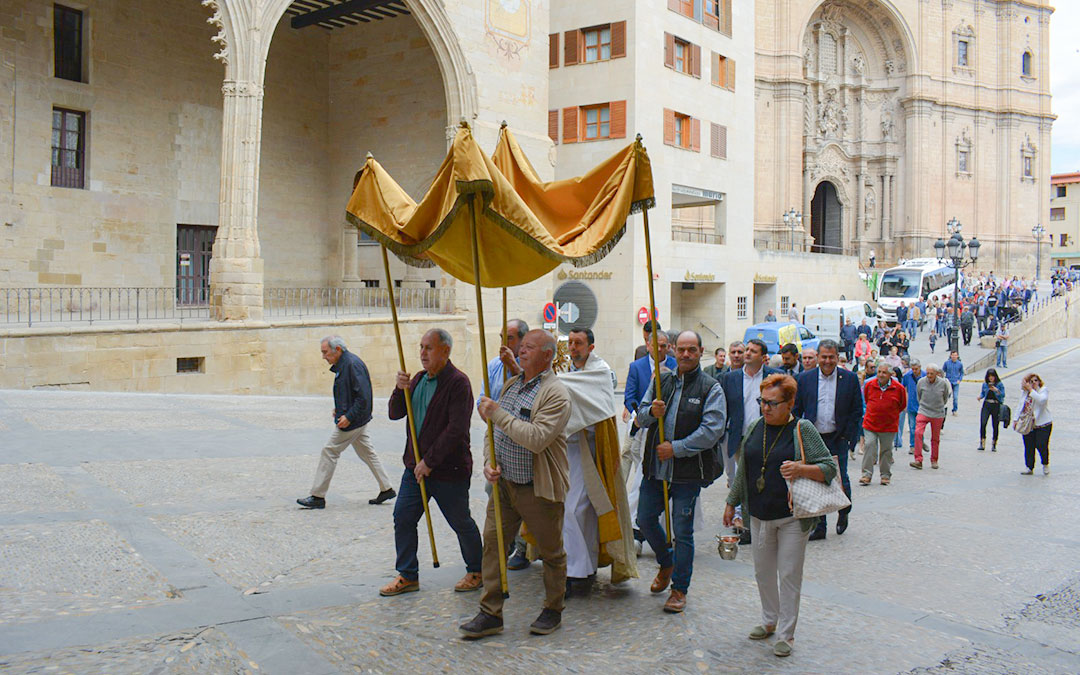 Los agricultores de Alcañiz han acompañado al párroco a la Glorieta de Valencia para recibir su bendición./M.M.R.