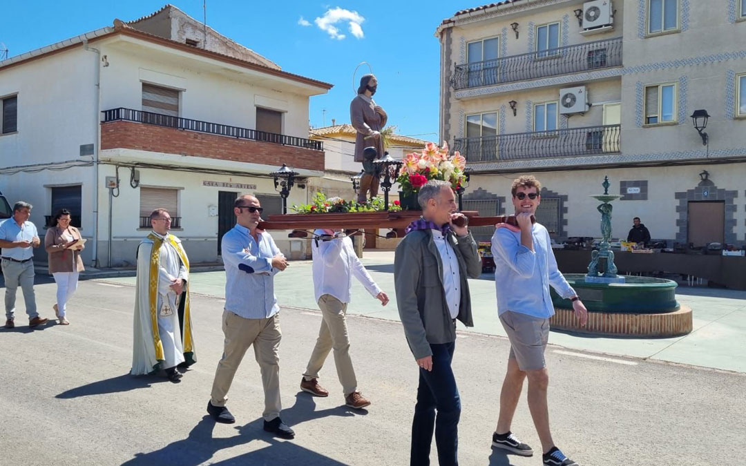 En Vinaceite la procesión ha terminado con una comida popular./ Ayto. Vinaceite