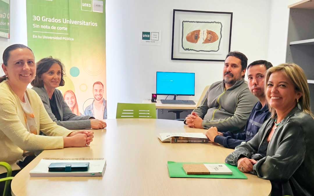 Varios profesores de la UNED en una reunión en los despachos del Liceo./ UNED ALCAÑIZ