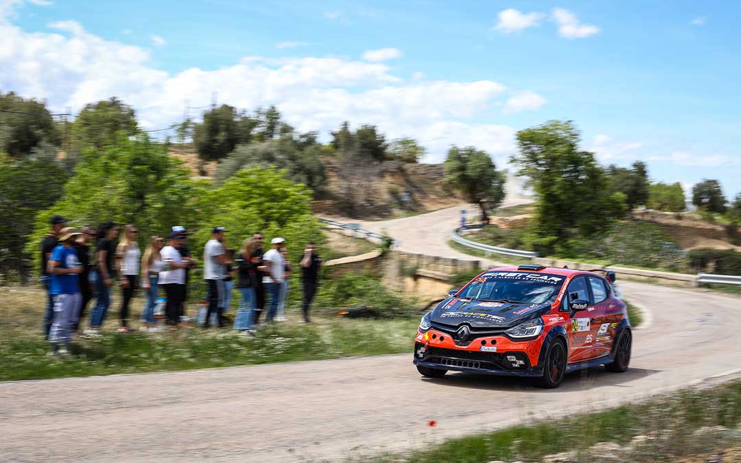 Un grupo de aficionados viendo pasar uno de los coches durante el Rally./Circuito Guadalope