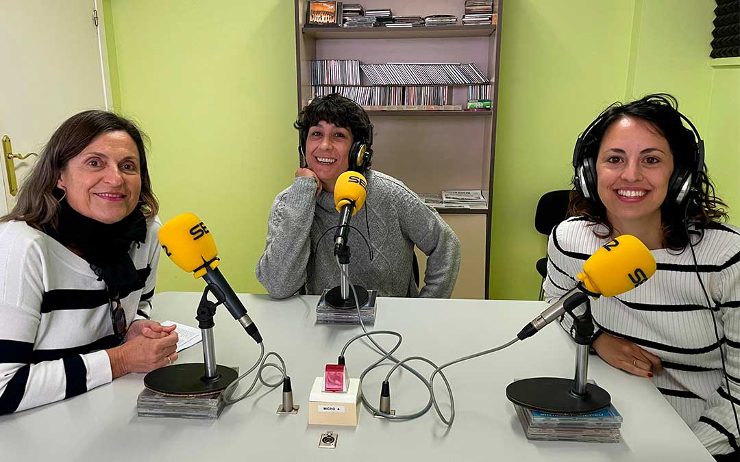 Cristina Bret, Marta Castelló y Eva Cirac en Radio Caspe./ S.F.