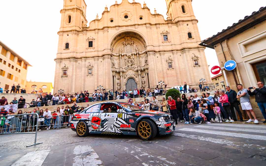 Exhibición en el arranque simbólico en la plaza de España de Alcañiz./Circuito Guadalope