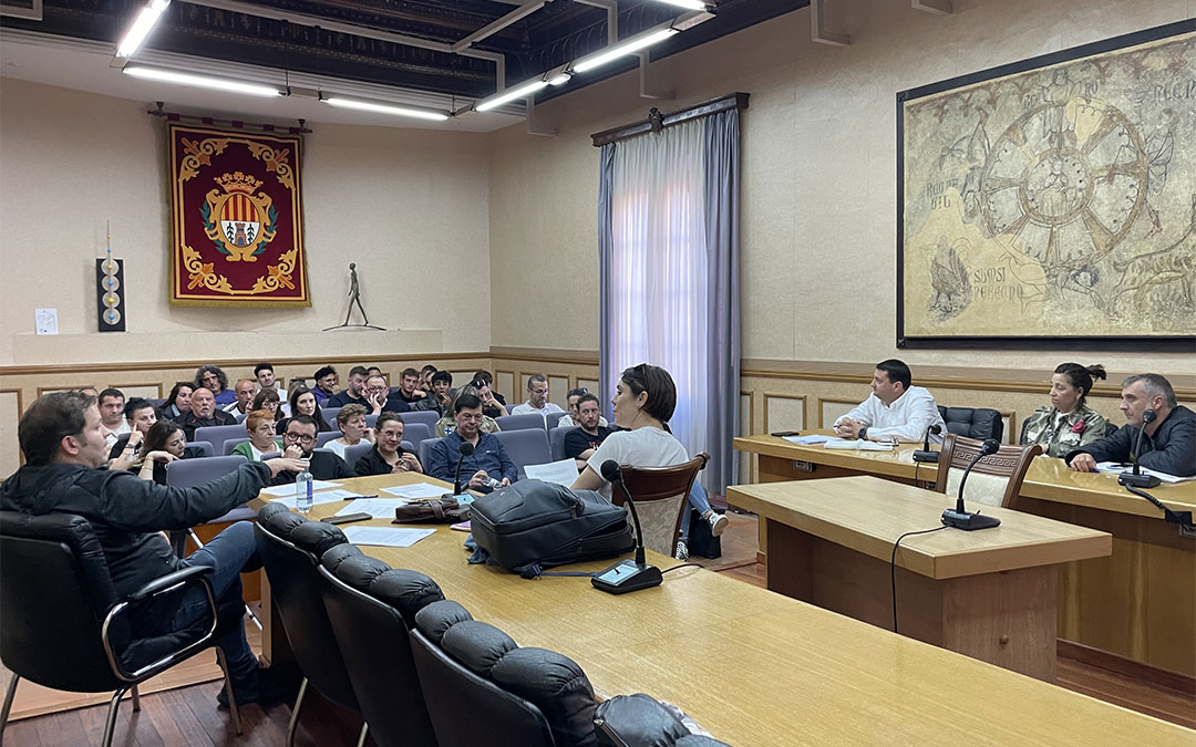 Una treintena de hosteleros asistieron a una reunión informativa en el Ayuntamiento de Alcañiz./ M. Celiméndiz