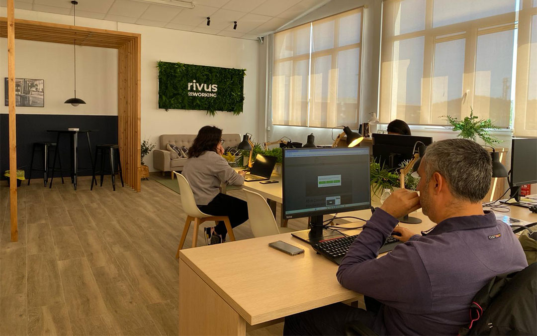 Rivus Coworking en Fayón, que está integrado en la Red Arce de Centros de Emprendimiento de Aragón, dispone de una sala diáfana con escritorios individuales./ Ayuntamiento de Fayón