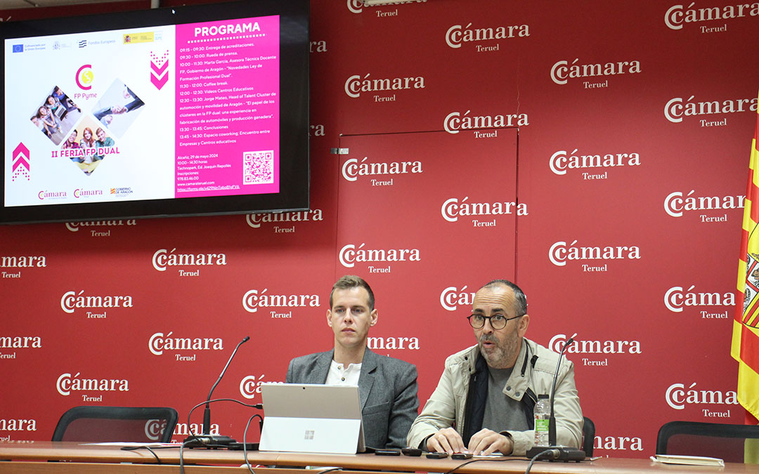 El experto en márquetin de Cámara Alcañiz, Óscar Segurana; y el director del CPIFP Bajo Aragón, Diego López. / B. Severino