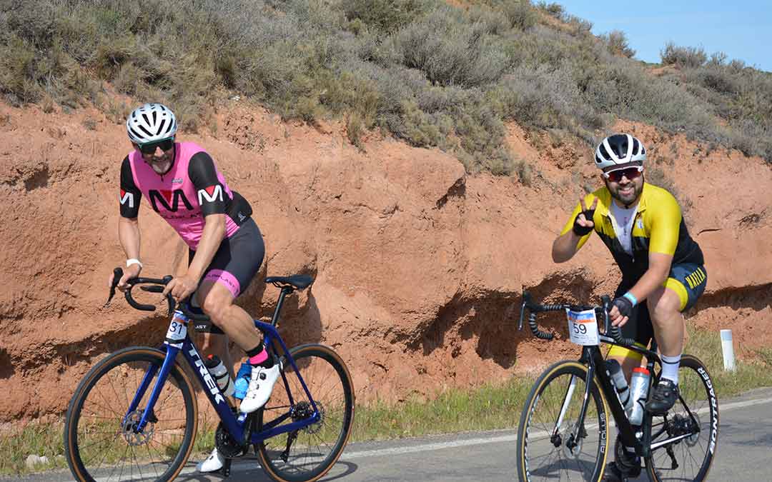 Dos ciclistas participantes de la Sesé Bike Tour./I.M.