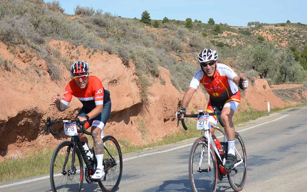 Pedaleando y saludando a cámara en uno de los tramos del recorrido./I.M.