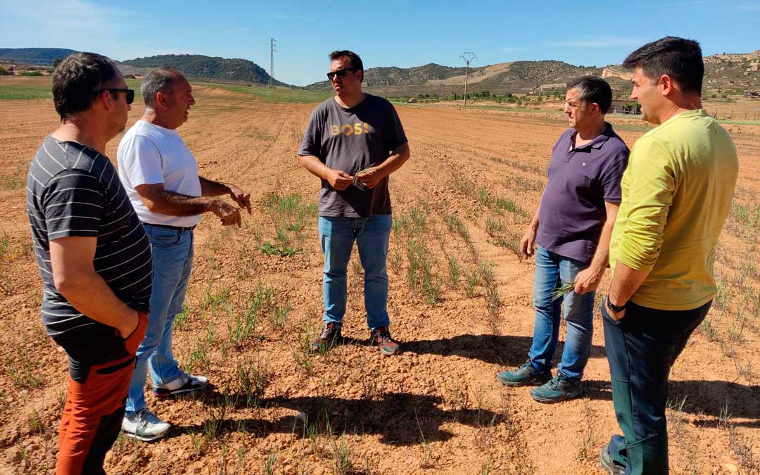 Varios vecinos se reunieron con los representantes de UAGA para transmitirles la situación./ UAGA