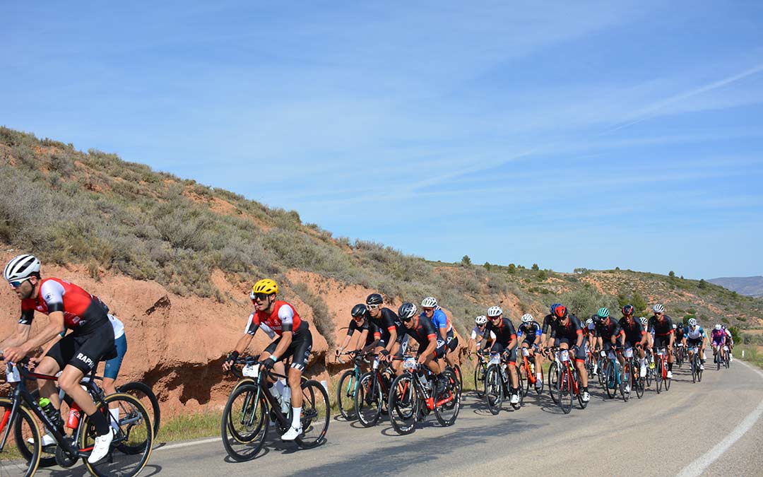 Un grupo de ciclistas en su recorrido por Alloza./I.M.