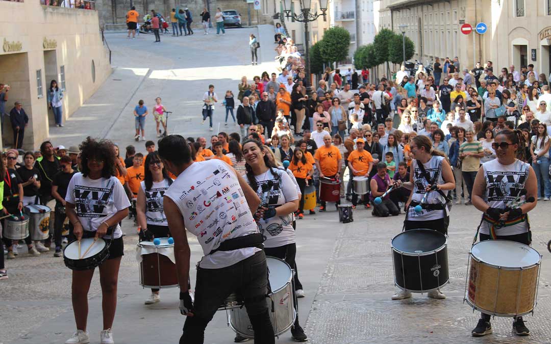 Actuación de las batucadas en la plaza de España de Alcañiz. / Eduard Peralta
