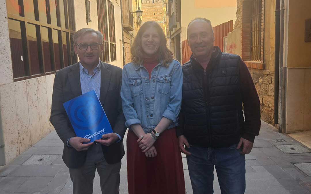 Silvia Casas junto al presidente del PP de Teruel, Joaquín Juste; y el alcalde de Alcorisa, Miguel Iranzo./ PP