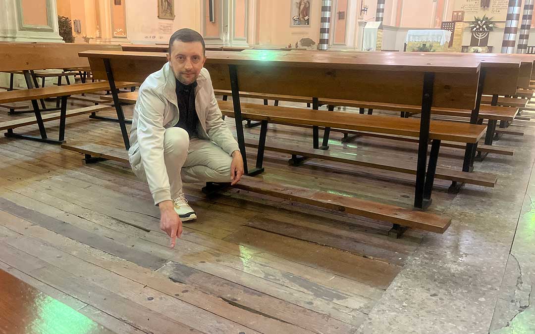 El párroco Juanes Montoya mostrando el maltrecho suelo de la Iglesia de San Francisco de Alcañiz / L. Castel