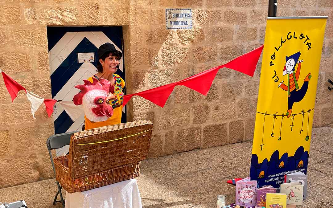 La Gallinita Roja ha saludado a los asistentes mientras se narraba su cuento./ S.F.