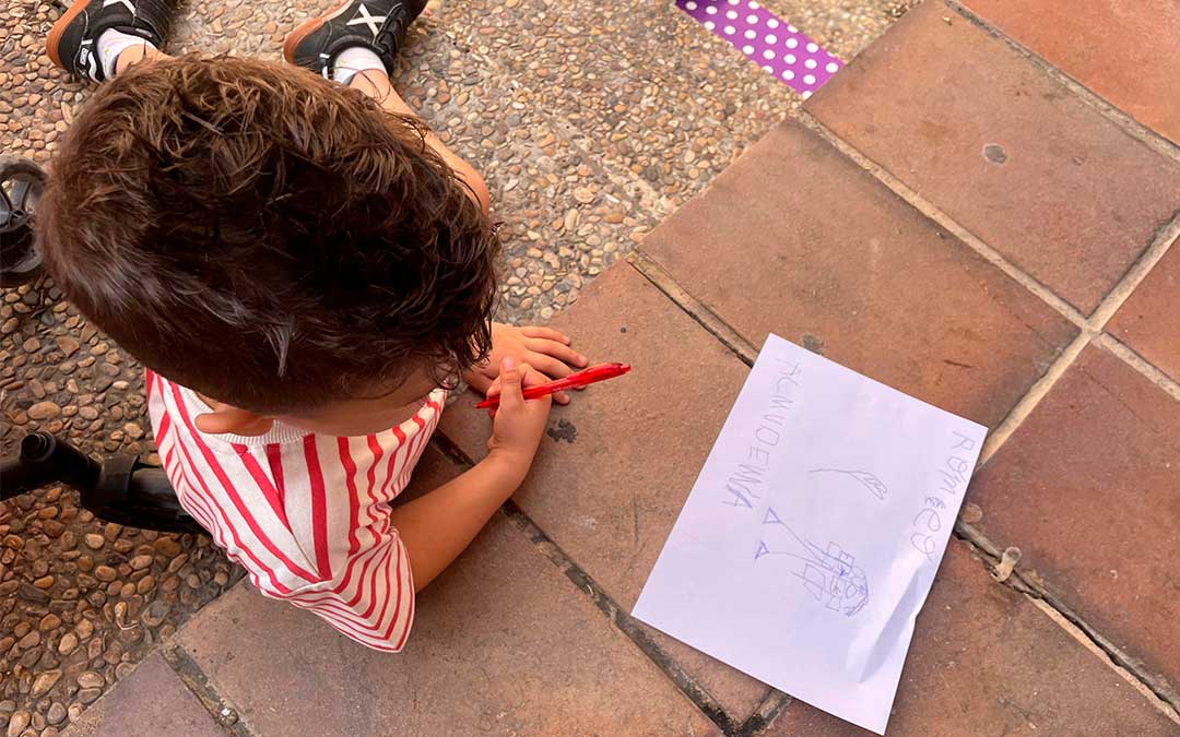 Al inicio de la sesión, los participantes han dibujado el regalo ideal para sus madres./ S.F.