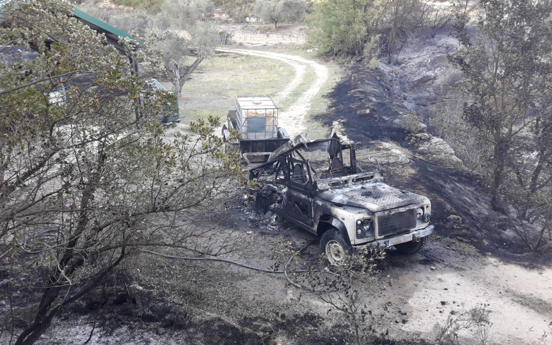 El coche todoterreno en el que se habría originado el incendio en Lledó./ Agentes de Protección de la Naturaleza del operativo INFOAR