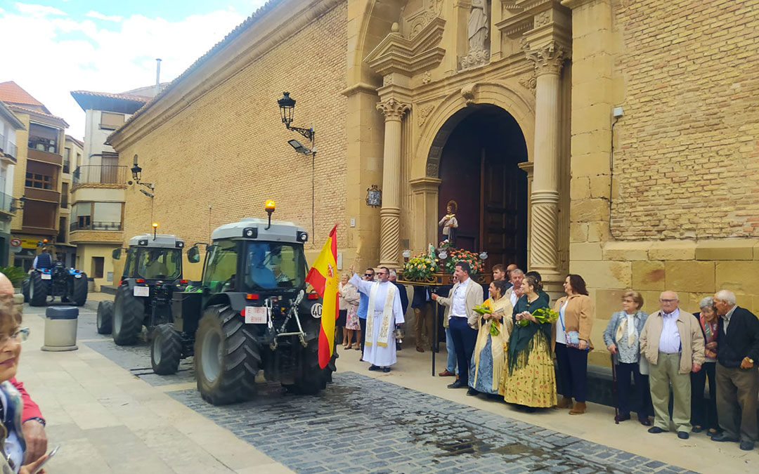 La bendición de tractores de Calanda fue presenciada por la nueva reina del melocotón./ P.T.
