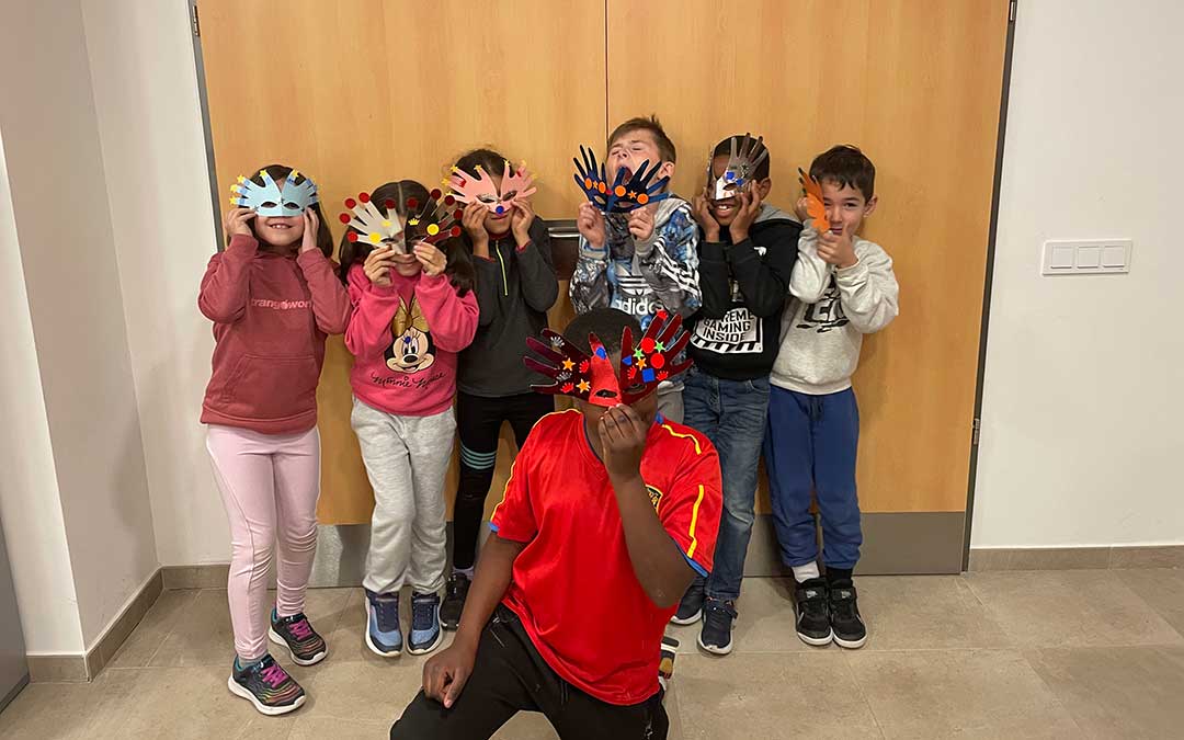 Taller de máscaras en el Club Puntico de Urrea. / Juventud Bajo Martín