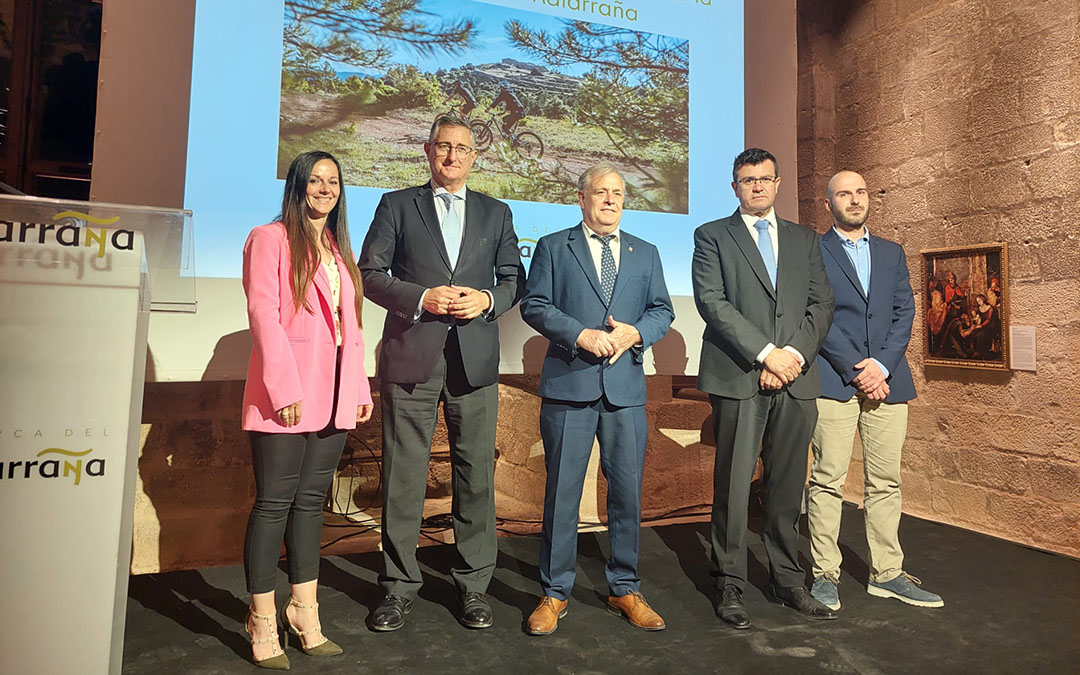 El presidente comarcal, Fernando Camps y los consejeros comarcales han estado respaldados por el consejero de Medio Ambiente y Turismo del Gobierno de Aragón, Manuel Blasco./ J.L.