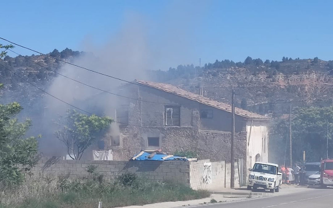 La intensa humareda ha alertado a los vecinos del entorno./ L.C.