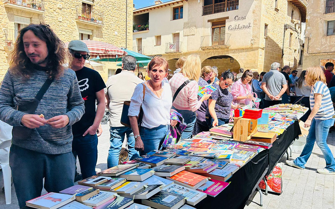 En torno a dos centenares de personas participaron en el Vermú Literario./ Esperanza Miravete.