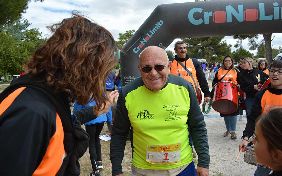 El atleta veterano al término de la carrera recibiendo la felicitación de los presentes./I.M.