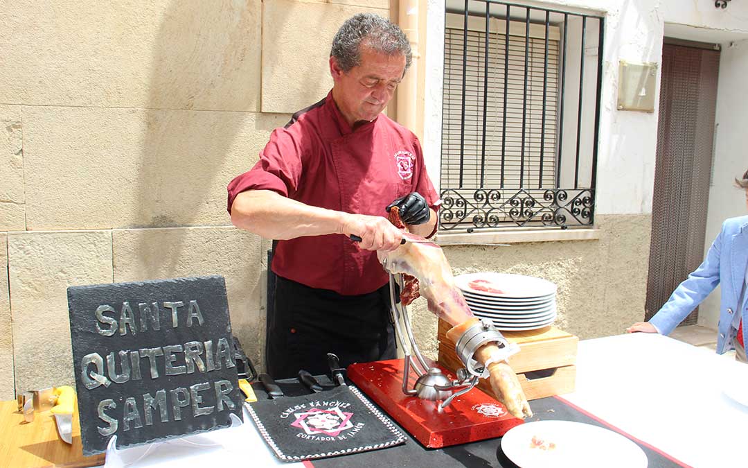 Jamón en el vino español por Santa Quiteria. / B. Severino