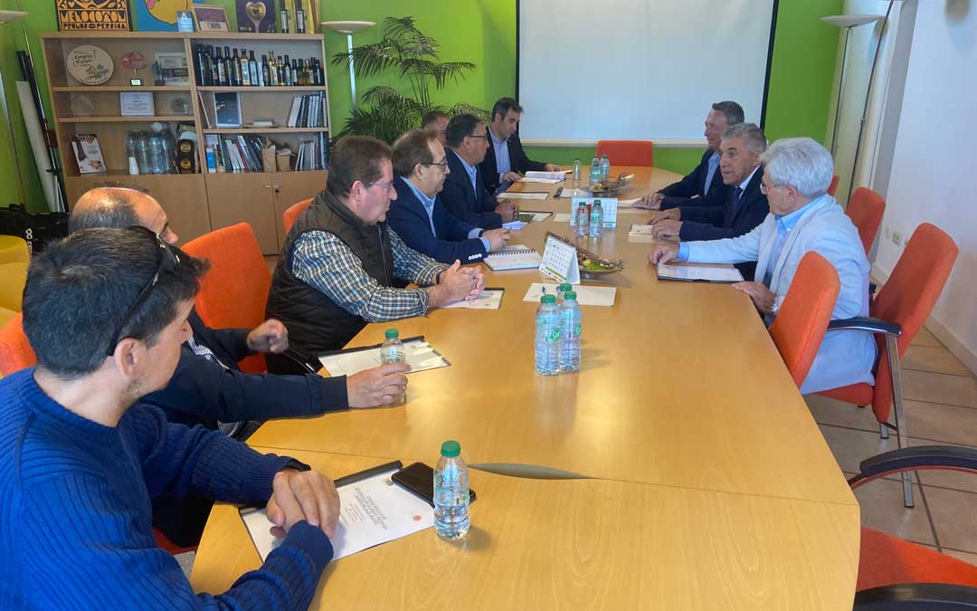 El consejero se ha reunido este viernes con representantes de ambas denominaciones de origen./M.M.R.