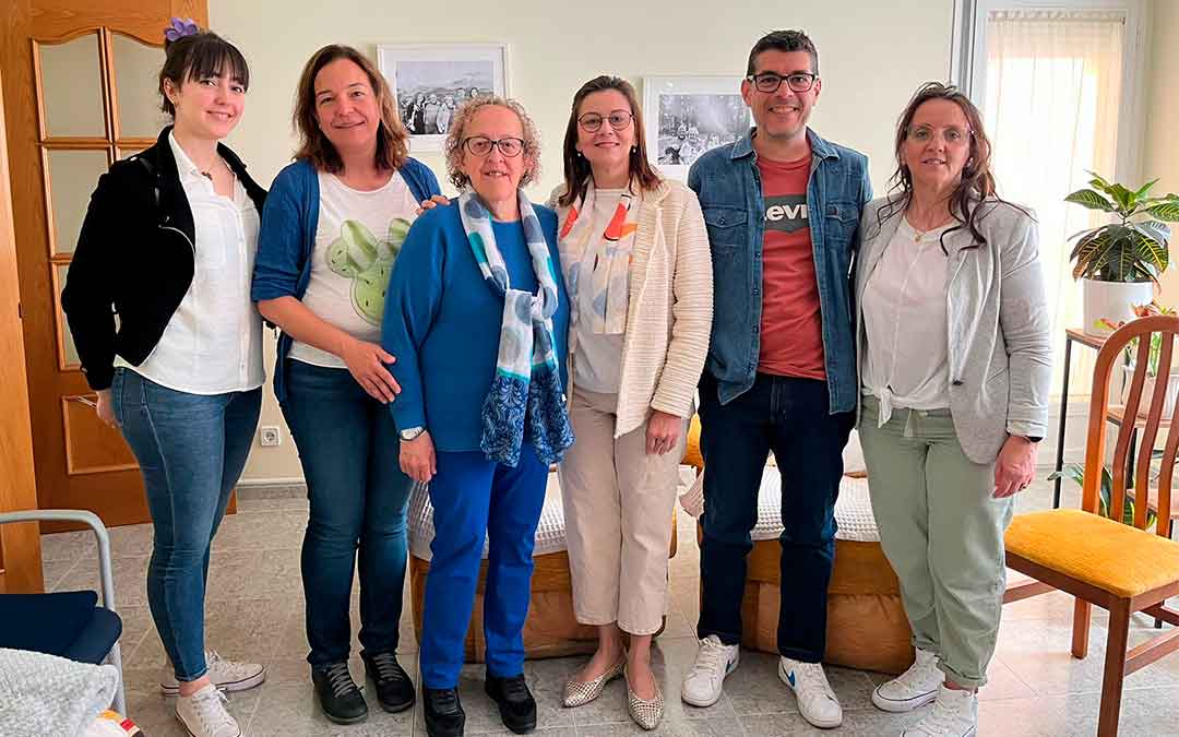 A la visita han acudido la alcaldesa Ana Jarque, la concejal de Servicios Sociales, Encarna Romero, el presidente de Asadicc, José Manuel Jariod, y Laura Samper, trabajadora social de la asociación./ José Manuel Jariod