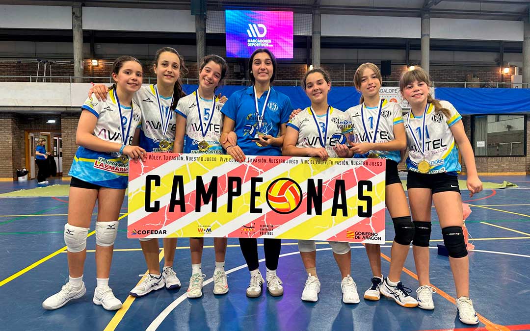 Las chicas del CV Alcañiz alevín, campeonas de Aragón. / CV Alcañiz