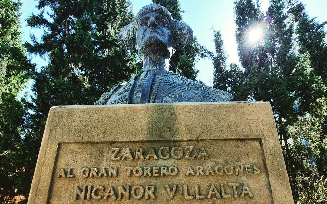 Monumento a Nicanor Villalta en la plaza de la Misericordia de Zaragoza./ J.L.