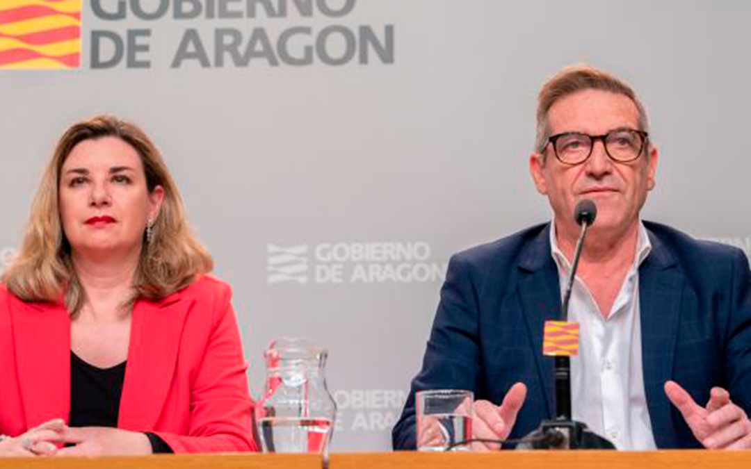 La consejera de Educación, Ciencia y Universidades, Claudia Pérez Forniés, y el director general de Planificación, Centros y FP, Luis Mallada, presentan la nueva oferta de FP para el próximo curso. / DGA