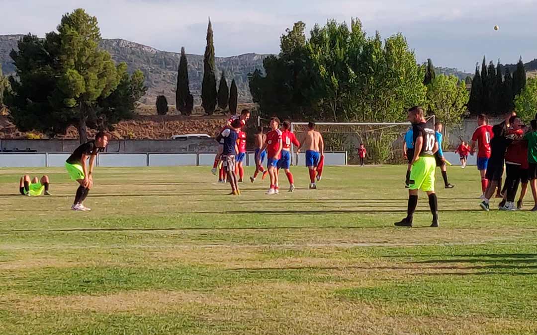Celebración de los jugadores alcorisanos tras el pitido final. / M.B.