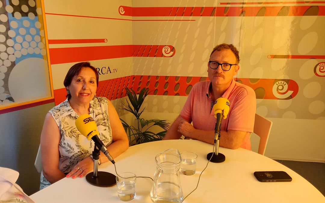 Mario Casas y Teresa Andreu en los estudios de Radio La Comarca. / M.B.