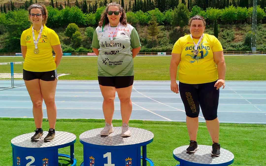Elena Sanz en el podio del Campeonato de Aragón. / Javier Sanz