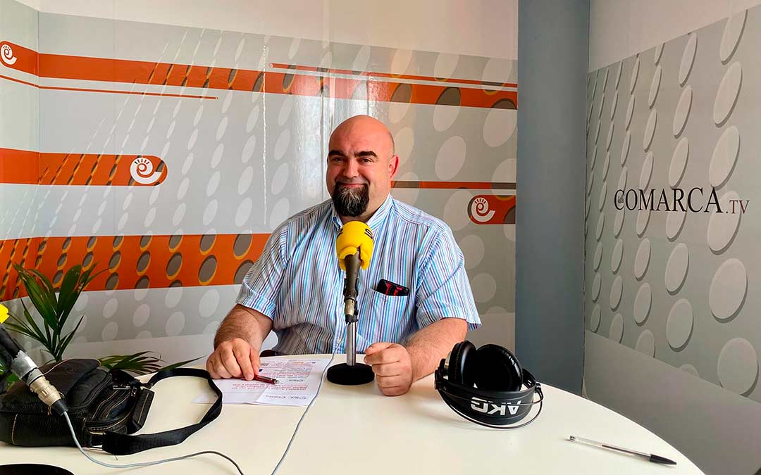 Fran sancho en los estudios de Radio La Comarca. / I.M.
