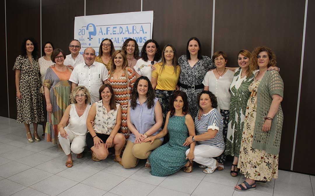 La junta y las trabajadoras el sábado en la celebración de los 20 años de Afedaba / L. Castel