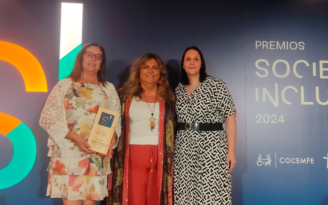 Varias representantes de la entidad recogieron el premio este jueves./ AFEDABA