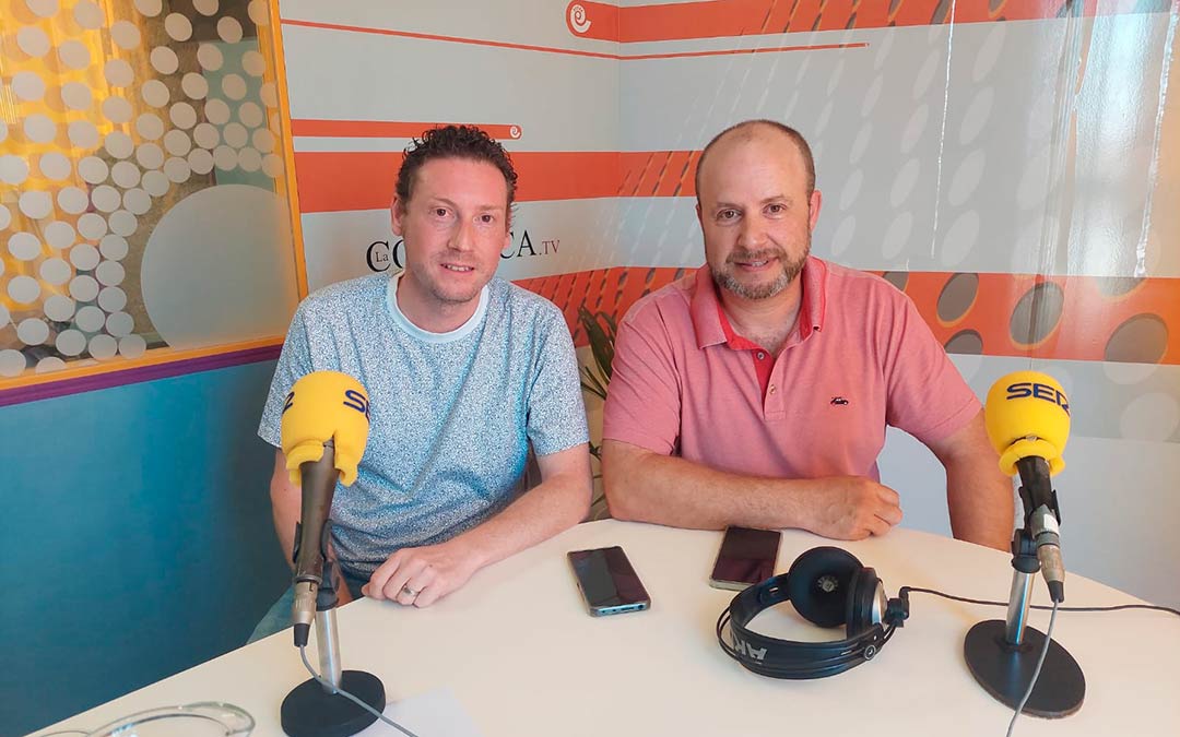 Francisco Serrano y Luis Vicente Lasmarías en los estudios de La Comarca. / Javier De Luna