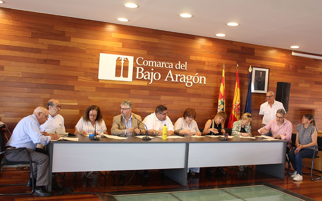 Momento de la firma de los convenios entre entidades sociales y la Comarca del Bajo Aragón. / B. Severino