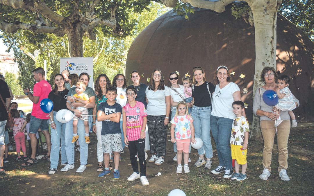 Especialistas del centro de Alcañiz de la Fundación Atención Temprana este jueves durante los actos organizados en el parque de la Glorieta para conmemorar su día nacional./ C.O.