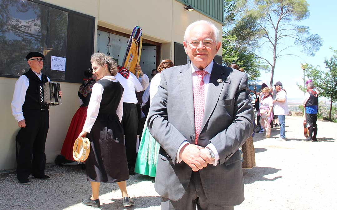 El presidente de la Federación de Comunidades Aragonesas del Exterior, José Antonio Lázaro, en Pui Pinos en la entrada de los grupos folclóricos para actuar en el festival en el XLV Encuentro en Alcañiz. / B. Severino